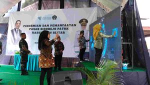 Foto Resmikan Pasar Patok Sidorejo, Bupati Blitar juga Gelar Operasi Pasar Kurangi Inflasi Jelang Ramadhan