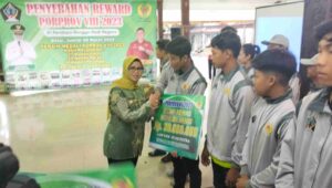 Foto Serahkan Reward Atlet, Bupati Blitar Sampaikan Apresiasi dan Terimakasih Kepada KONI dan Seluruh Kontingen Kab Blitar Porprov VIII Jatim