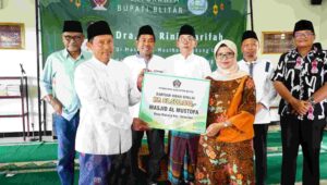 Foto Safari Ramadhan, Bupati Blitar Serahkan Hibah dan Bantuan Bedug serta Santunan Janda Duafa