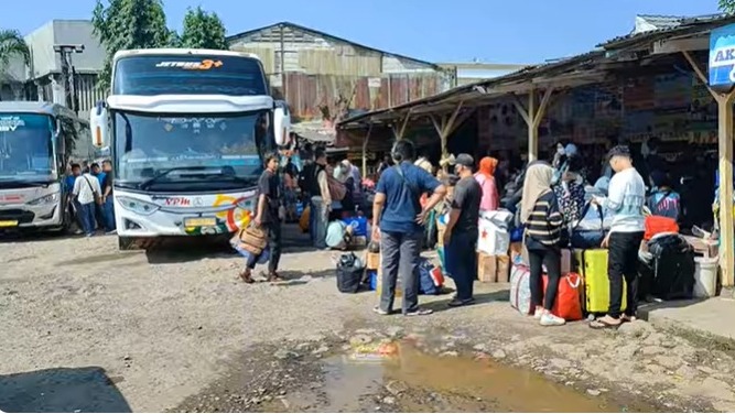 Macet Didaerah Betung Palembang, Penumpang NPM dari Sumbar ke Jakarta Terlambat Masuk, Penumpang Menumpuk