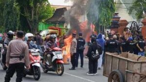 Foto Aliansi LSM Berunjuk Rasa di Depan Kejaksaan Kota Kediri Tuntut Usut Dugaan Korupsi