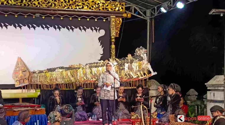 Bupati Blitar berikan sambutan tanda dimulainya pagelaran Wayang Kulit di acara Bersih Desa Korea.