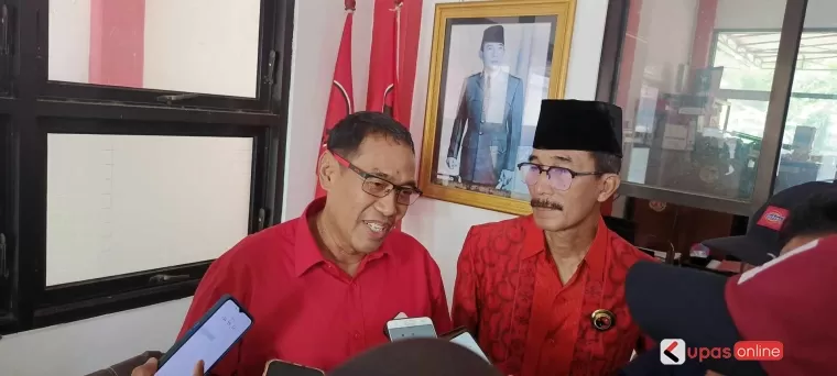 Bacalon Dipo Wibowo (kiri) seusai mengambil formulir pendaftaran Bacabup di DPC PDI-P Kab Blitar