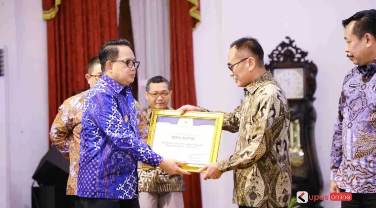 Wakil Walikota Blitar Tjutjuk Sunario menerima penyerahan penghargaan IETPD 100 persen.