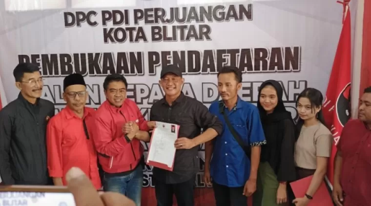 M. Triyanto saat pengembalian berkas pendaftaran Bacawali di DPC PDIP Kota Blitar