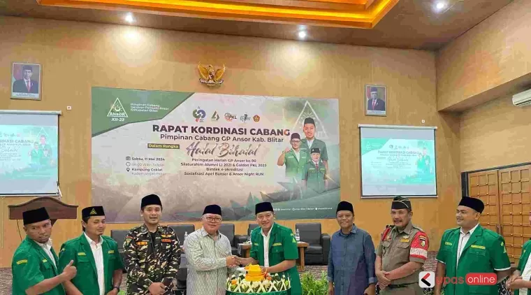 Ketua GP Ansor Kab Blitar Hermawan bersama Dewan Instruktur Ansor Jatim Gus Tamim foto bersama selepas Halal bihalal