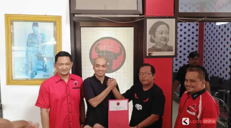 Yosi Tutut Gunawan bersama sekretaris DPC PDIP Kab Blitar Supriadi saat pengambilan formulir pendaftaran Cabup