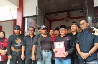 Mantan Bupati Rijanto lihatkan formulir pendaftaran bersama relawan dan pengurus DPC PDIP