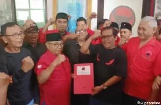 Rijanto ketua DPC PDIP Kab Blitar diapit relawan, Kader dan simpatisan kembalikan berkas formulir pendaftaran