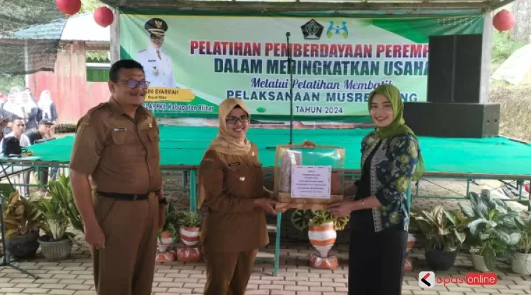 Bupati Blitar Hj. Rini Syarifah secara simbolis serahkan bantuan membatik