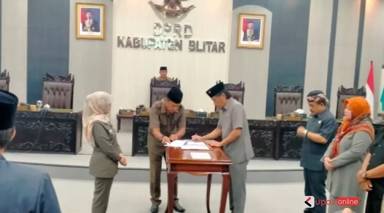 Ketua DPRD Kabupaten Blitar tandatangani persetujuan Ranperda jadi PerdaTentang Rencana Pembangunan Industri Kabupaten Blitar Tahun 2024-2044