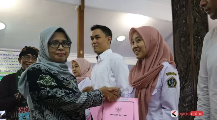 Bupati Rini Syarifah secara simbolis serahkan SK pengangkatan PPPK Formasi 2023