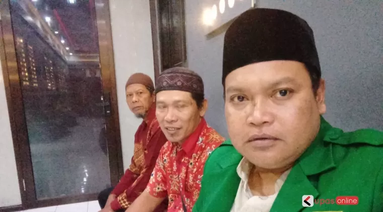 Pengacara dari LBH Ansor Sigit Wibisono S. H., M. H. bersama salah satu masyarakat