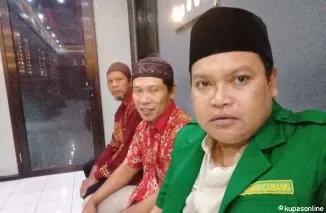 Pengacara dari LBH Ansor Sigit Wibisono S. H., M. H. bersama salah satu masyarakat