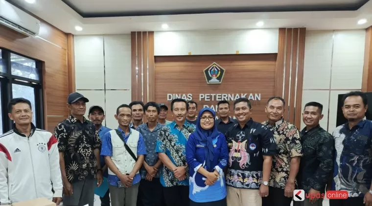 Wakil Ketua DPRD Kab Blitar foto bersama kelompok peternak dan dinas usai sosialisasikan program hibah kambing