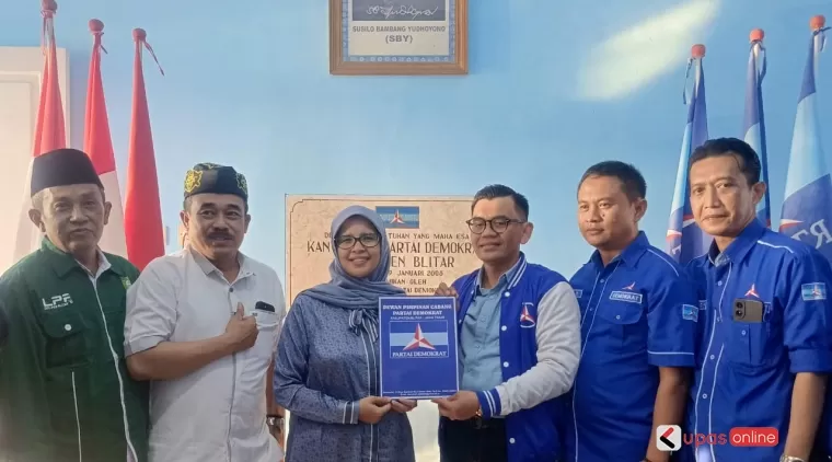 Mak Rini didampingi pengurus DPC PKB lainya kembalikan berkas pendaftaran ke DPC Demokrat Kab Blitar