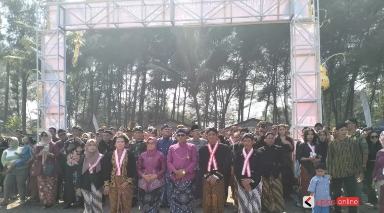 Bupati Blitar, Sekda dan Forkopimda juga Kades Serang ikuti prosesi Larung Sesaji di Pantai Serang