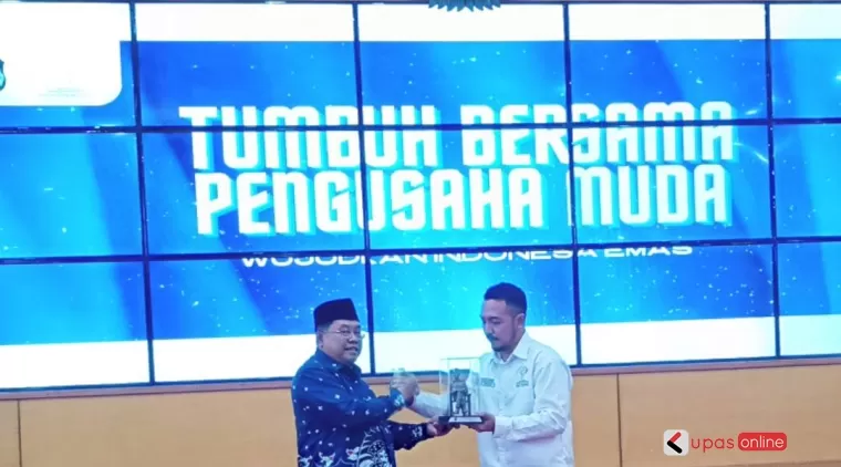 Wali Kota Blitar berikan cindera mata dan ucapkan selamat sukses kepada ketua terpilih.