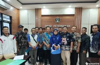 Wakil Ketua DPRD Kab Blitar foto bersama kelompok peternak dan dinas usai sosialisasikan program hibah kambing