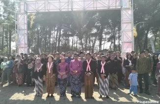 Bupati Blitar, Sekda dan Forkopimda juga Kades Serang ikuti prosesi Larung Sesaji di Pantai Serang