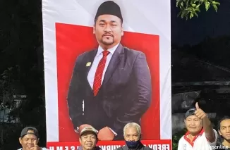 Relawan Ferdy pasang Banner untuk masyarakat lebih mudah menenaku sosok Fredy Agung Kurniawan