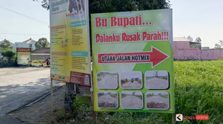 Spanduk protes warga Desa Bangle Kecamatan Kanigoro, Kabupaten Blitar.