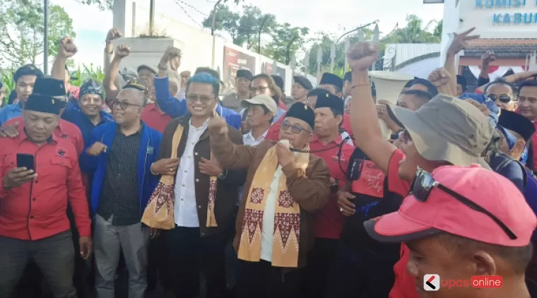 Pasangan Cabup Cawabup Blitar H. Rijanto-H. Beky berikan sambutan pada ribuan pendukungnya di depan KPU Kabupaten Blitar usai pendaftaran