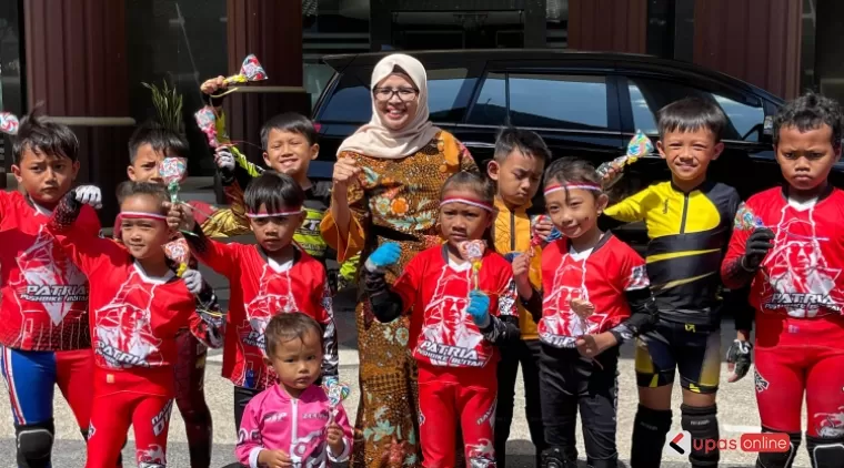 Bupati Blitar Rini Syarifah berfoto bersama para anak peserta lomba Pushbike 2024