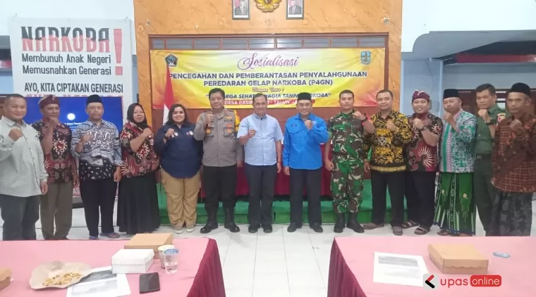 Foto bersama Kades Pasirharko, narsum dan Forkopimcam Talun usai sosialisasi pencegahan narkoba.