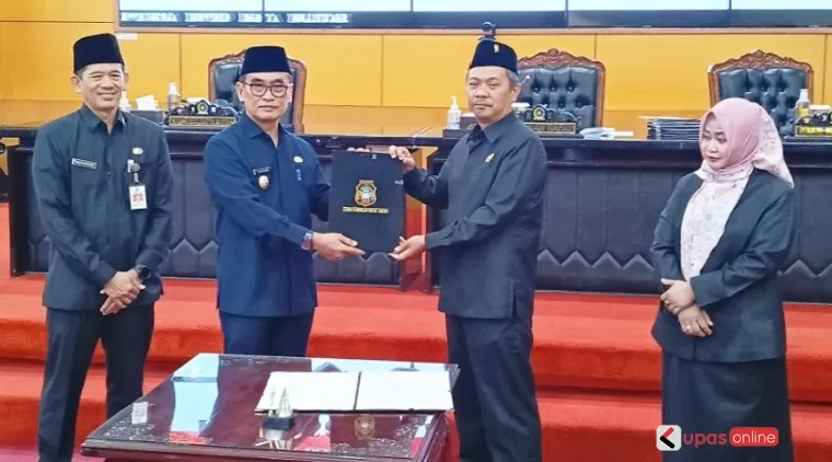 Wakil Walikota Blitar Tjutjuk Sunario sampaikan laporan KUA-PPAS 2025 kepada Pimpinan DPRD