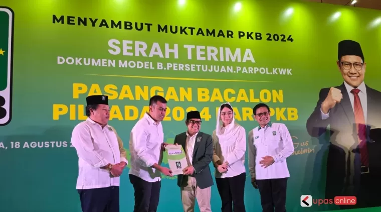 Mas Ibin dan Elim Tyu Samba menerima rekomendasi dari PKB yang diserahkan oleh KeTum Muhaimin Iskandar