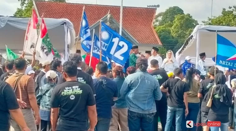 Pasangan Cawali-Cawawali Ibin-Elim berikan sambutan ke ribuan masa pendukungnya di istana Gebang, sebelum berangkat ke KPU Kota Blitar