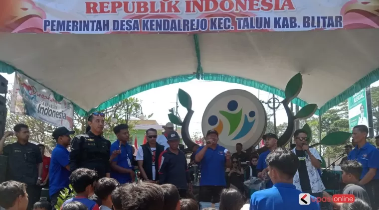 Kades Kendalrejo, Kec Talun, Kab Blitar berikan sambutan pada masyarakat peserta Jalan sehat peringatan HUT RI ke 79