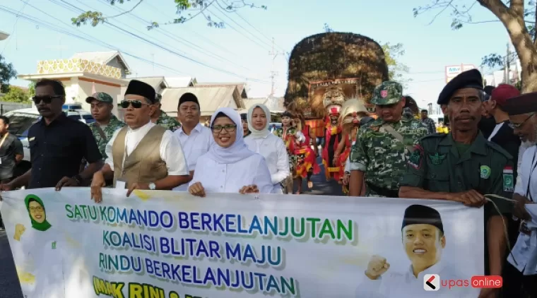 Pasangan Cabup-Cawabup Blitar Mak Rini-Mas Ghoni diriringi Kesenian tradisional Reog dan para pendukungnya akan memasuki halaman KPU