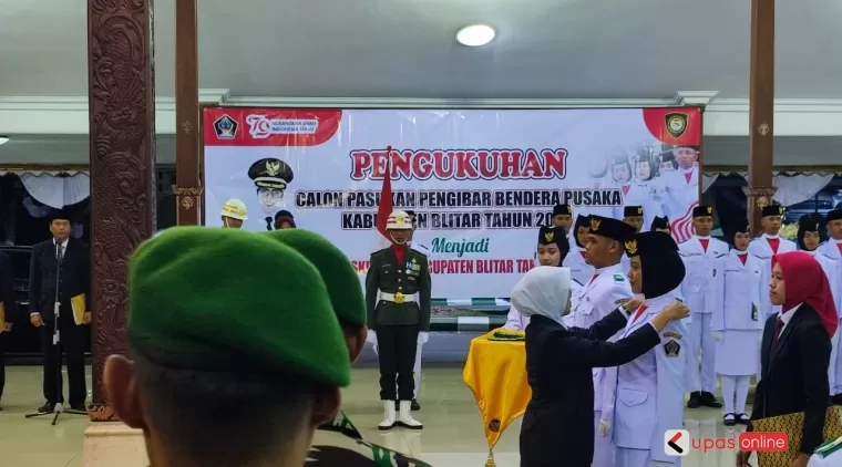 Bupati Blitar Rini Syarifah Kukuhkan Paskibraka untuk pengibaran Bendera Upacara HUT Ri 2024 di Kabupaten Blitar