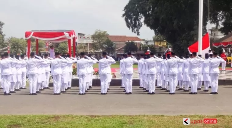 Wali Kota Blitar pimpinan upacara Bendera dalam peringatan HUT RI ke 79