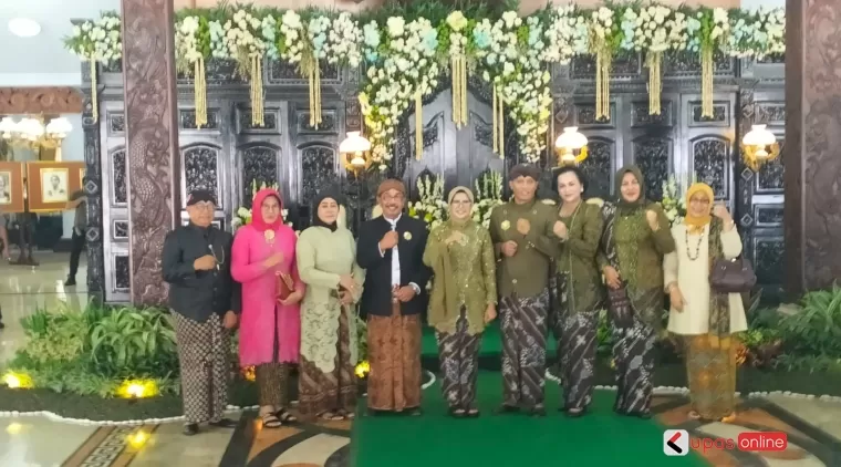 Bupati Blitar Rini Syarifah berfoto bersama undangan Pisowanan Agung.