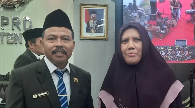 Anggota DPRD Kabupaten Blitar Sumaji, wawancara dengan media didampingi istri usai upacara pelantikan