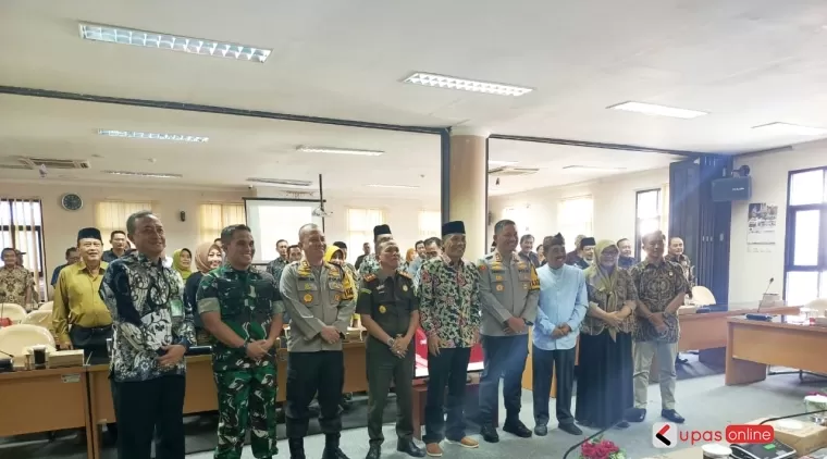 Foto Ketua dan anggota DPRD Kabupaten Blitar bersama Forkopimda usai Raker