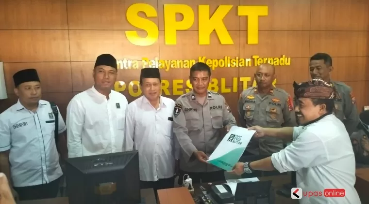 Sekretaris DPC PKB Kabupaten Blitar serahkan surat pemberitaan mengikuti Muktamar 2024