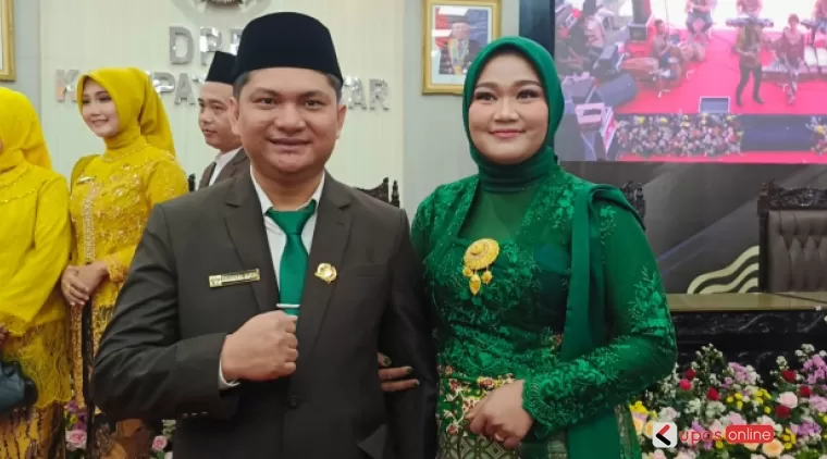 Anggota DPRD Fraksi PKB Anugerah Surya beserta istri usai pelantikan