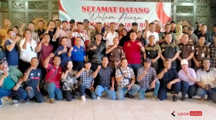 Kepala Kejaksaan Negeri Blitar dan Jajaran foto bersama awak media dan LSM Blitar