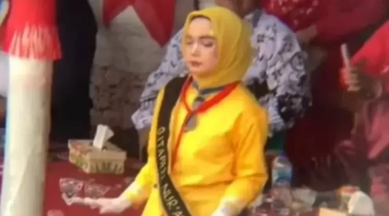 Viral! Penampilan Mayoret Berjilbab Kuning Menggunakan Stoking dan Berjoget Bak Biduan Tuai Kecaman Warganet!