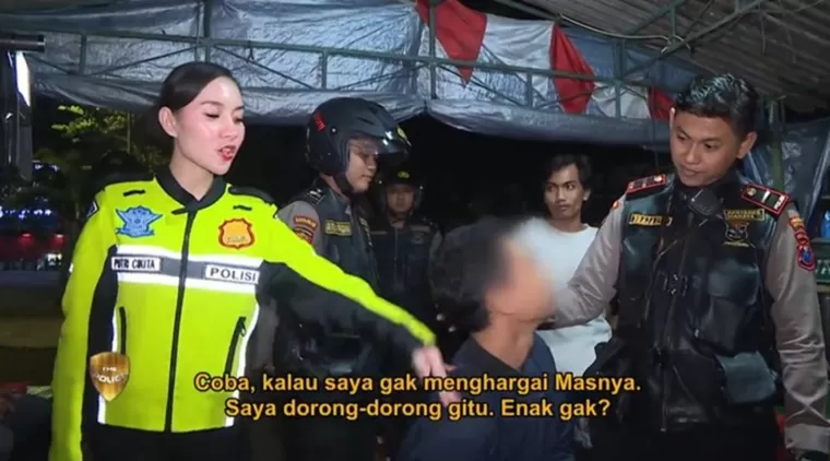 Viral! Polwan Cantik Ditegur Netizen Usai Tegur Pengunjung Warung yang Sedang Makan dan Mengatakan Tidak Sopan