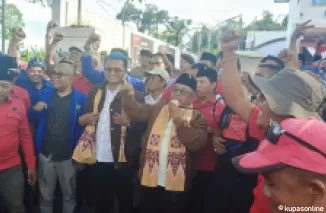 Pasangan Cabup Cawabup Blitar H. Rijanto-H. Beky berikan sambutan pada ribuan pendukungnya di depan KPU Kabupaten Blitar usai pendaftaran