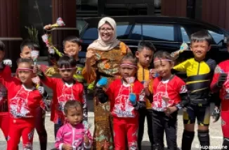 Bupati Blitar Rini Syarifah berfoto bersama para anak peserta lomba Pushbike 2024