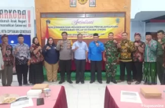 Foto bersama Kades Pasirharko, narsum dan Forkopimcam Talun usai sosialisasi pencegahan narkoba.