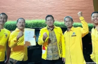 Ketua DPD Golkar Kota Blitar dampingi Paslon Bambang-Bayu saat pengambilan Rekomendasi