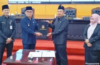 Wakil Walikota Blitar Tjutjuk Sunario sampaikan laporan KUA-PPAS 2025 kepada Pimpinan DPRD