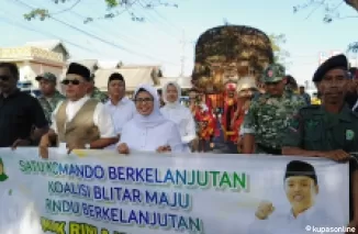 Pasangan Cabup-Cawabup Blitar Mak Rini-Mas Ghoni diriringi Kesenian tradisional Reog dan para pendukungnya akan memasuki halaman KPU